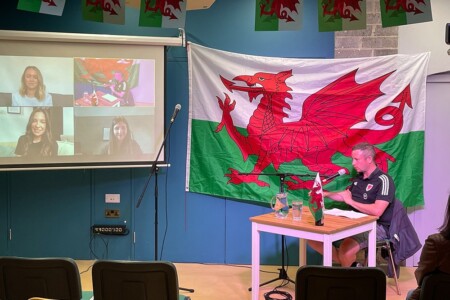 Rhys Iorwerth yn cadeirio digwyddiad hybrid am dîm pêl-droed Cymru Rhys Iorwerth yn cadeirio digwyddiad hybrid am dîm pêl-droed Cymru