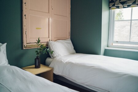 Llofft 5 - en suite room for up to four people
